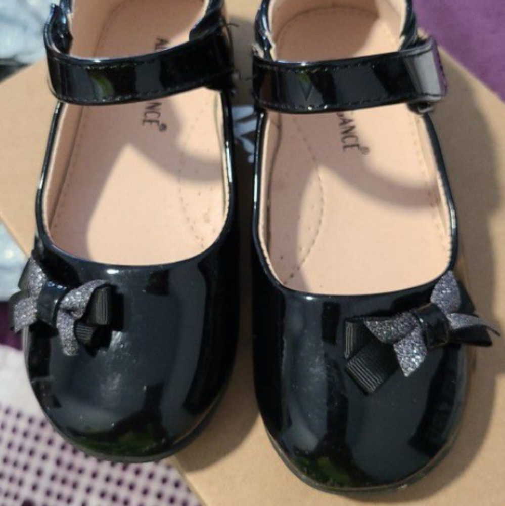 Girls dress shoes size 26 (8 1/2)